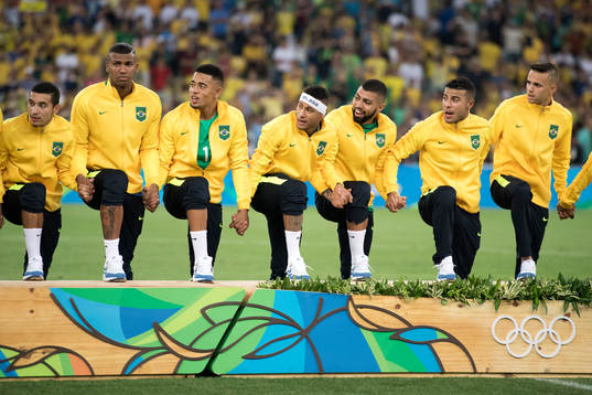 De brasilianska spelarna gör sig redo att hoppa upp på