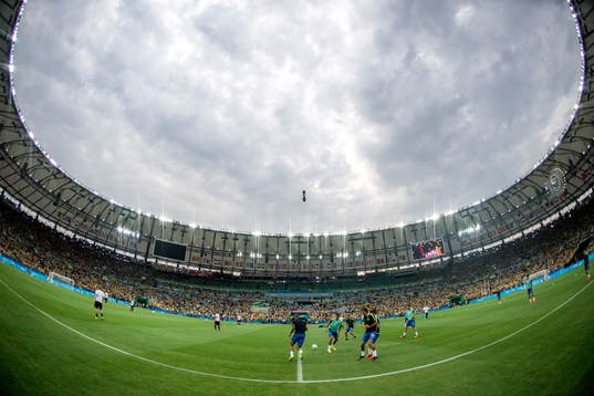 Spelarna värmer upp på Maracana innan fotbollsfinalen