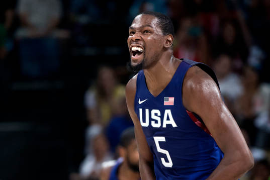 USAs Kevin Durant jublar i basketfinalen mellan Serbien och