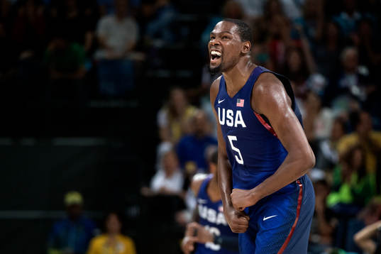 USAs Kevin Durant jublar i basketfinalen mellan Serbien och