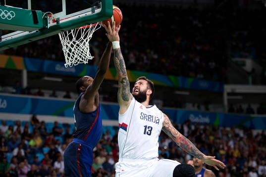 USAs Kevin Durant och Serbiens Miroslav Raduljica i