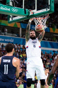 Serbiens Miroslav Raduljica i basketfinalen mellan Serbien