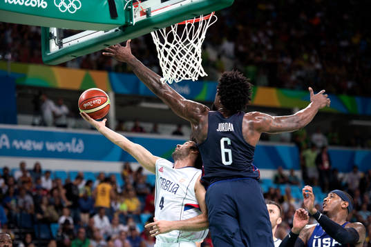 Serbiens Milos Teodosic och USAs DeAndre Jordan i