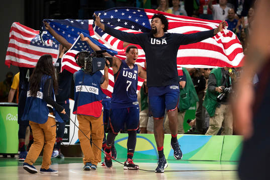 USAs Kyle Lowry och DeAndre Jordan jublar