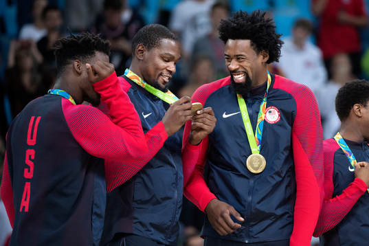 USAs Kevin Durant och DeAndre Jordan jublar