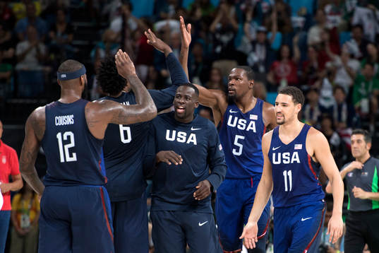 USAs Kevin Durant jublar i basketfinalen mellan Serbien och