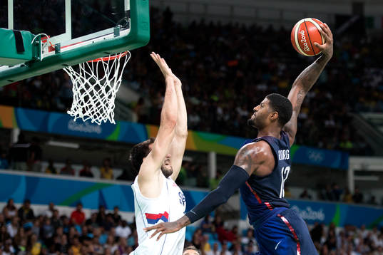 USAs Paul George i basketfinalen mellan Serbien och USA