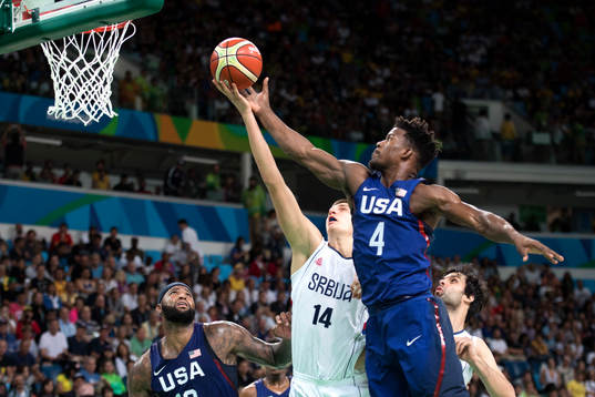 Serbiens Nikola Jokic försvarar mot USAs Jimmy Butler i