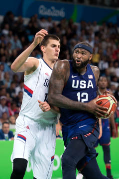 Serbiens Nikola Jokic försvarar mot USAs DeMarcus Cousins