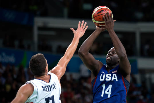 USAs Draymond Green i basketfinalen mellan Serbien och USA