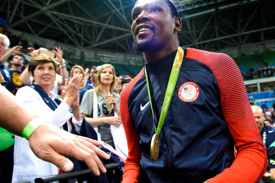 USAs Kevin Durant jublar