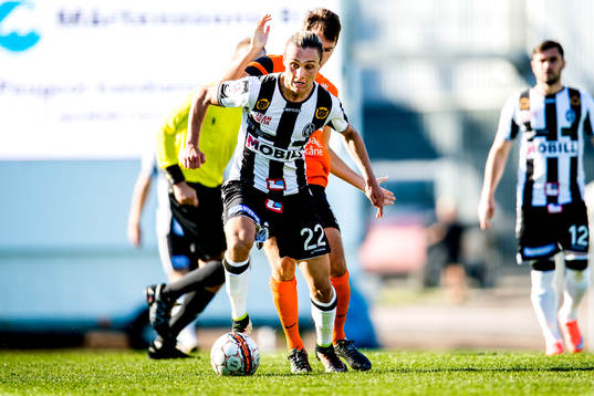 Landskronas Jonathan Levi med bollen