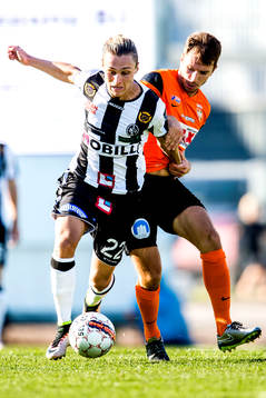 Landskronas Jonathan Levi med bollen
