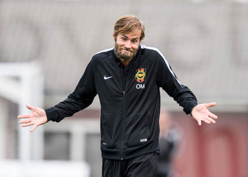 s tränare Olof Mellberg på uppvärmningen