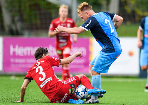 s Martin Oscarsson tacklar Brommapojkarna:s Christopher