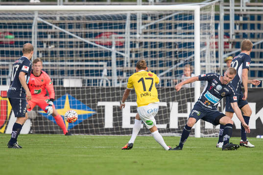 Falkenbergs Jesper Karlsson (med ryggen i bild)