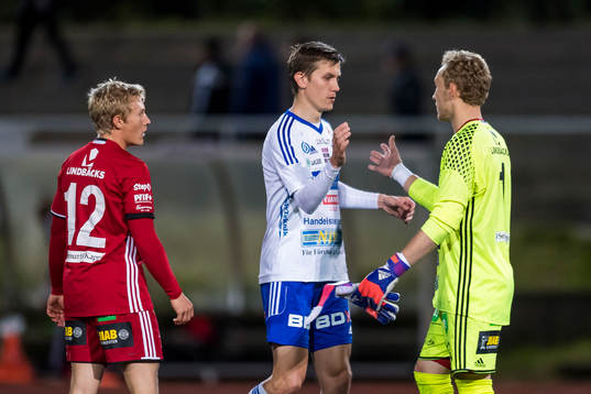 s Anton Andersson och Piteå:s målvakt Anton Norén