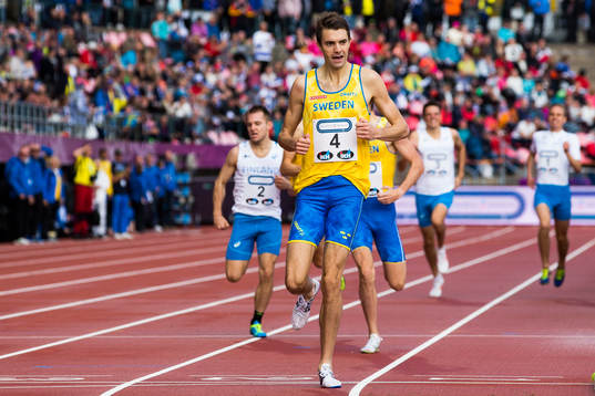 Sveriges Johan Rogestedt går i mål i herrarnas 1500 meter