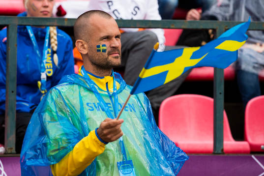 Stefan Holm viftar med en svensk flagga