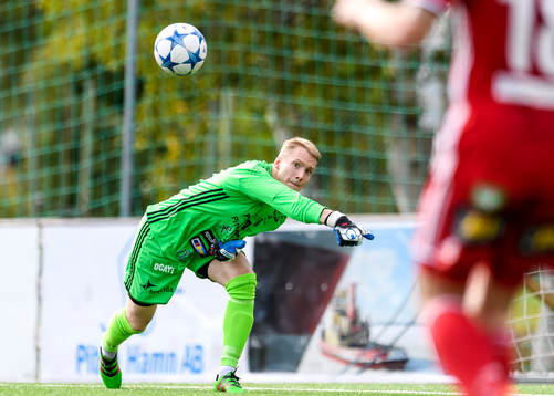 s målvakt Tomas Adell