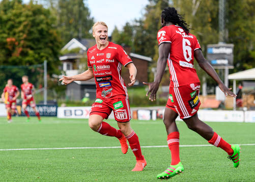 s Henrik Millbert (v) jublar