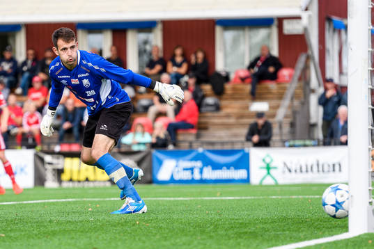 s Karl Cunningham (ej i bild) skott gå in i mål