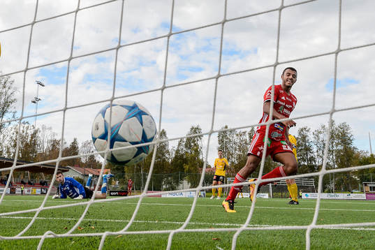 s Karl Cunningham gör 4-0 bakom Forwards målvakt