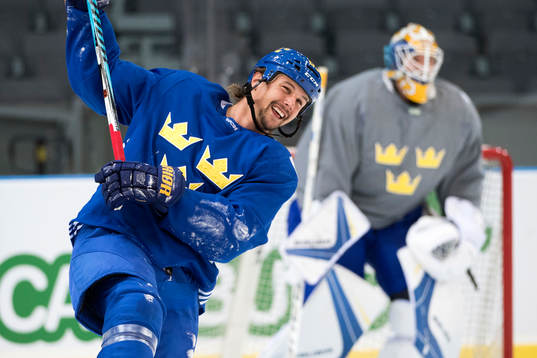 Sveriges Erik Karlsson jublar