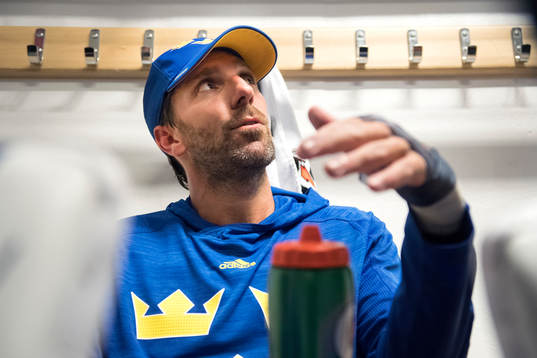 Sveriges målvakt Henrik Lundqvist blir intervjuad