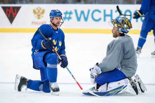 Sveriges Erik Karlsson och målvakt Henrik Lundqvist
