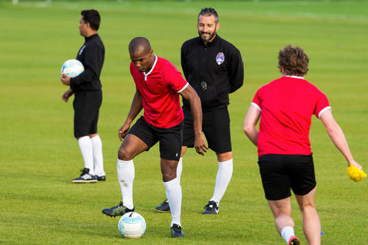 Tränare Gianluca Zambrotta tittar på Florent Malouda