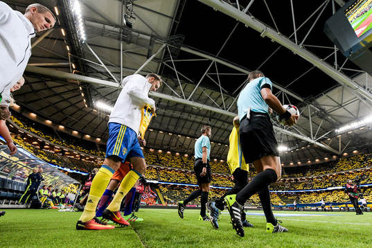 Sveriges målvakt Robin Olsen och Andreas Granqvist gör