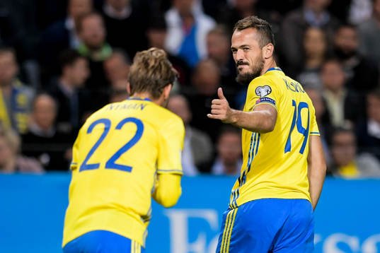 Sveriges Emir Kujovic gör tummen upp till Christoffer Nyman