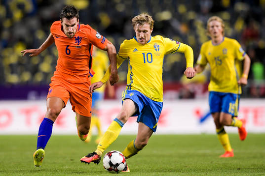 Hollands Kevin Strootman och Sveriges Emil Forsberg