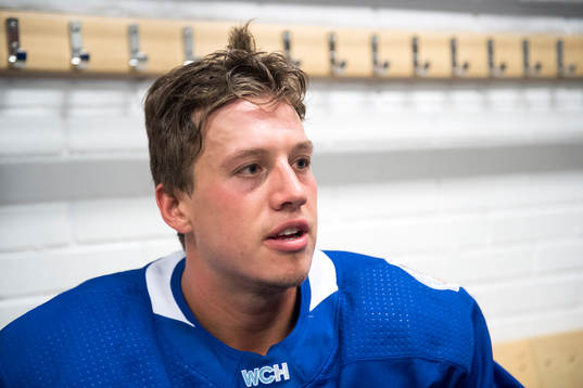 Sveriges Rickard Rakell blir intervjuad