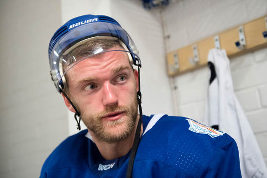 Sveriges Mattias Ekholm blir intervjuad