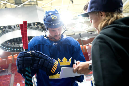 Sveriges Erik Karlsson skriver autografer
