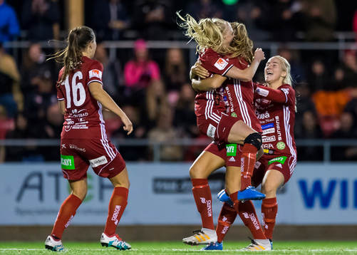 Piteås Elin Bragnum kramar om Nina Jakobsson