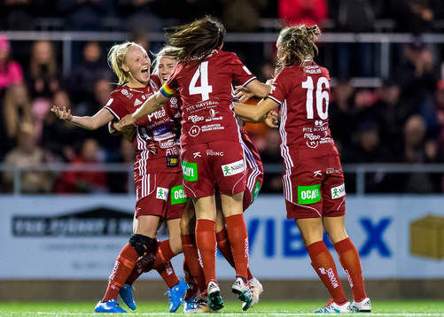 Piteås Elin Bragnum (v) jublar