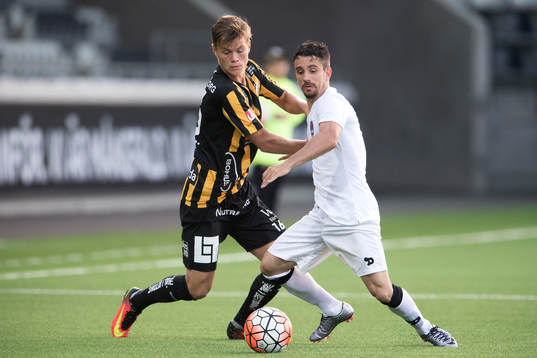 Häckens Albin Skoglund och Delhi Dynamos Marcelinho