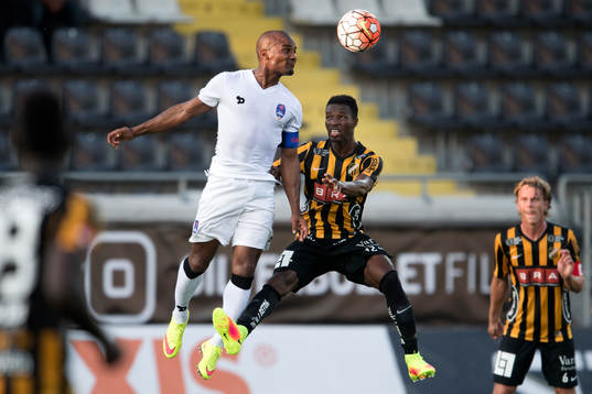 Delhi Dynamos Florent Malouda i nickduell med Häckens
