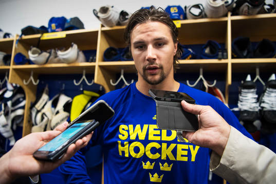 Erik Karlsson blir intervjuad av media
