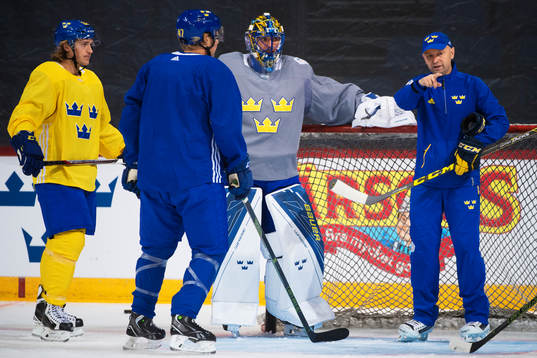 Carl Hagelin, Hampus Lindholm och Henrik Lundqvist lyssnar