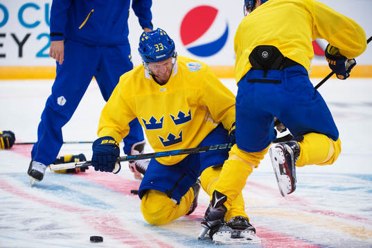 Henrik Sedin tekar mot Marcus Krüger