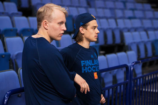 Finlands Patrik Laine och Sebastian Aho kollar på Sveriges