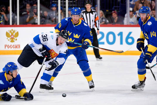 Sveriges Rickard Rakell och Nicklas Bäckström och
