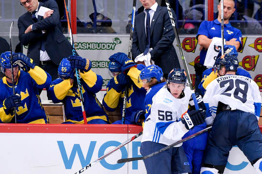 Sveriges Daniel Sedin tacklas av Finlands Erik Haula och