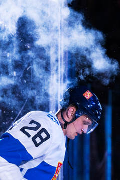 Finlands Lauri Korpikoski gör entré till ishockeymatchen