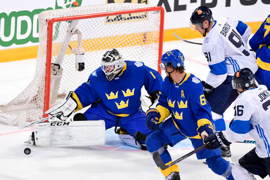 Sveriges målvakt Jhonas Enroth och Erik Karlsson utmanas