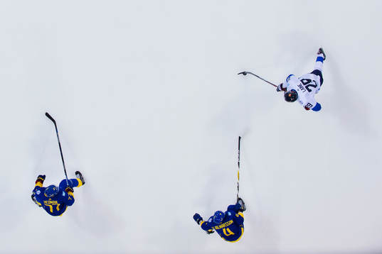 Sveriges Victor Hedman och Niklas Hjalmarsson utmanas av